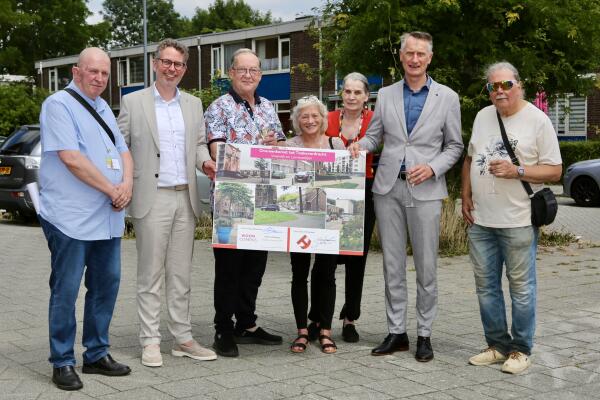 Vlnr: Henk Hesper (Huurdersvereniging Progressie), Sander Uiterwaal (Havensteder), Cees Boers (Huurdersplatform Lombardijen), Andrea Karremans en Marina Roos (Huurdersvereniging Vreewijk), Harro Zanting (Wooncompas), Andre van Well (Huurdersvereniging Vreewijk)