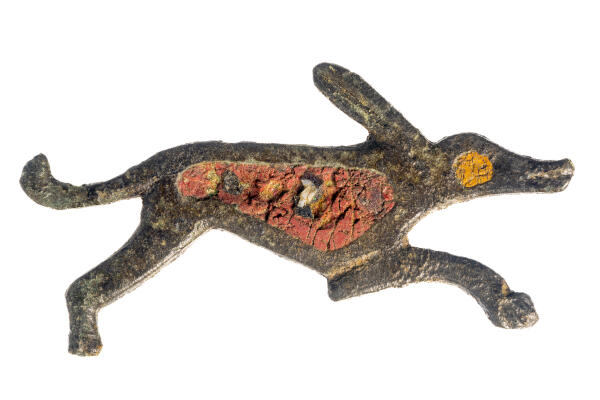 Bronzen kledingspeld in vorm van hond versierd met email, 100-210 n.Chr., gevonden bij Bunnik-Vechten | particuliere collectie Oosterbeek