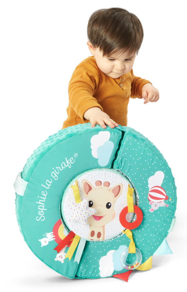 kind speelt met activiteiten wiel sophie de giraf - Stimuleer je kind zijn ontwikkeling