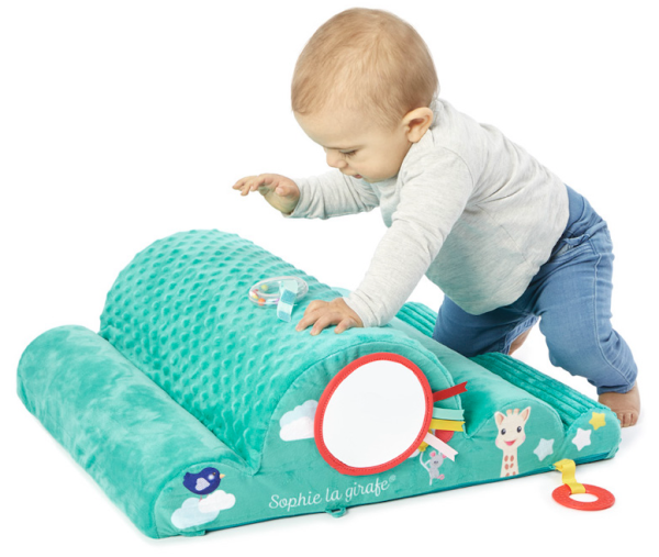 kind speelt met Activiteiten wolk Sophie de Giraf - ontwikkeling bevorderen