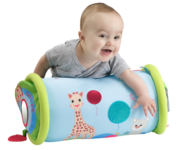 Kind spelend met speelkussen Sophie de Giraf - ontwikkeling bevorderen