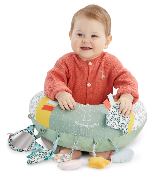 Kind met speelkussen - Sophie de Giraf Stimuleer je kind zijn ontwikkeling 