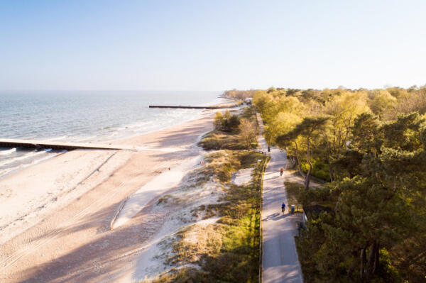 Fietsers genieten van het uitzicht over de kust bij Ystad.