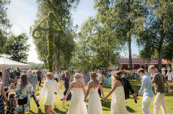 Dansen rond de meiboom tijdens Midzomer.