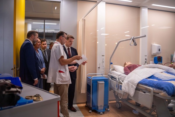 Minister van OCW Gouke Moes (BBB)  krijgt uitleg in het IC van het PraktijkPlein 