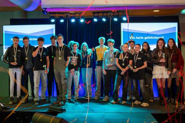 De Skills Talents winnaars op het podium tijdens de feestelijke prijsuitreiking in het stadion van ADO Den Haag.