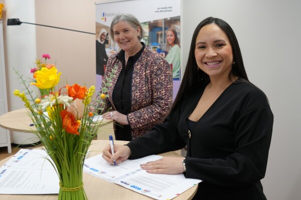 Rianne van der Meij (links), lid van het College van Bestuur van ROC Mondriaan, en de Arubaanse minister van Onderwijs, Mw. mr. Gerlien L. Croes, tijdens het tekenmoment van de nieuwe samenwerkingsovereenkomst op de locatie Aspasialaan.