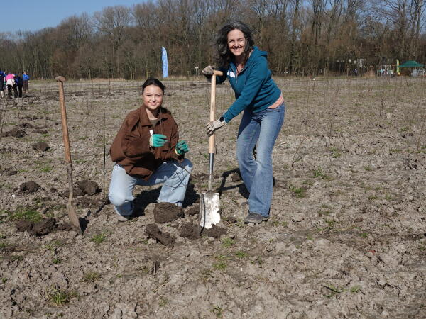 Nora Klaver (links), student Doktersassistent en lid van de Centrale Studentenraad van ROC Mondriaan, en Hilde Klaver, beleidsadviseur bij de dienst Onderwijsondersteuning en Advies (OOA), planten een van de bomen die ROC Mondriaan tijdens het 25-jarig jubileum namens geslaagde studenten heeft gedoneerd. De foto is gemaakt tijdens de boomplantdag op 5 maart in de Bonnenpolder bij Hoek van Holland. Foto: Trees for All.