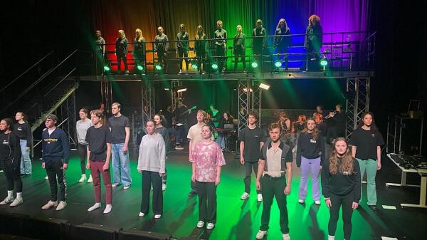 DAPA studenten tijdens een uitvoering van The Musical Connection, het internationale musicalproject waarmee ROC Mondriaan een Europese onderwijsprijs won.