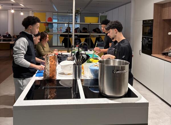 Studenten Persoonlijk Begeleider Maatschappelijke Zorg van ROC Mondriaan bereiden twaalf liter champignonsoep voor de Haagse Soepbus. Met hun soep maken ze kans op de titel Haagse Kerstsoep 2026.