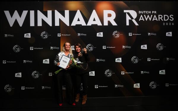 Petra Calis (links) en Leantine van der Jagt van ROC Mondriaan met zilver bij de Dutch PR Awards voor ‘Het vak dat omkijkt’, de PR-case rond de verwenweek van de School voor Beauty, Hair & Fashion. Foto: Jurgen Jacob Lodder