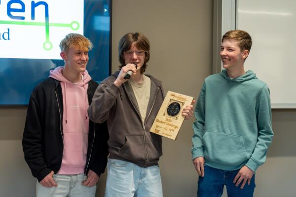 De winnaars van de Beethoven Student Challenge 2026. Van links naar rechts: Ruben Baars en Valentijn Mos (mboRijnland) en Michiel van Dijk (Leidse Instrumentmakers School).