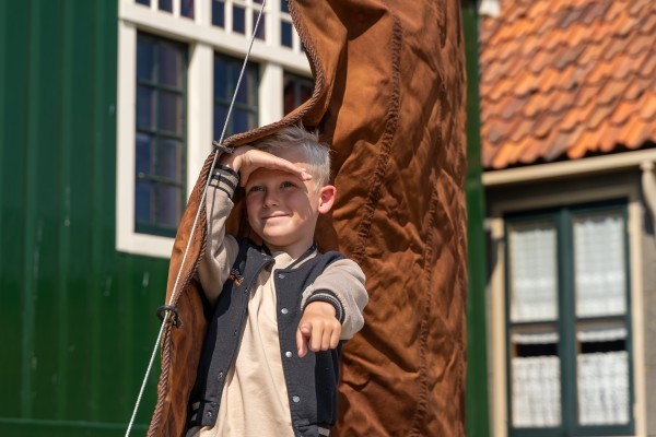 Zeilen hijsen tijdens het havenparcours, foto Studio Merike