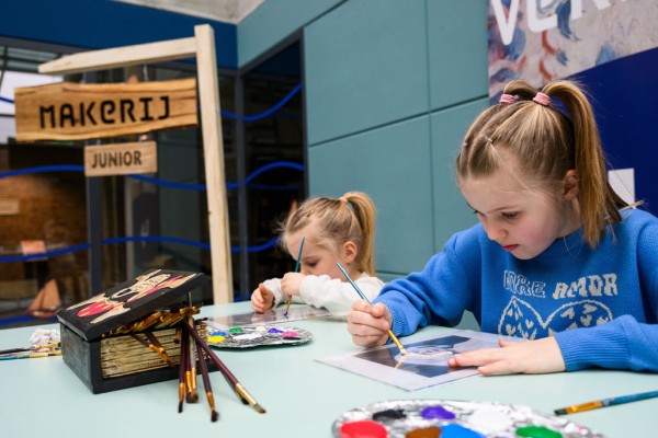 Zuiderzeeschatten schilderen bij de Makerij Junior, Studio Twisk