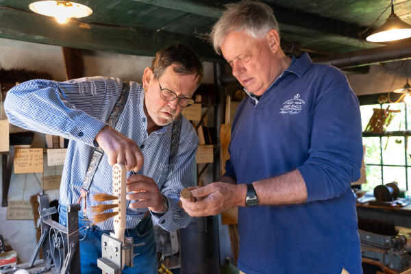 Ga samen aan de slag in de borstelmakerij, foto Studio Merike