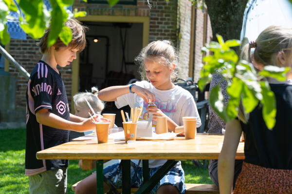 Activiteit zeepjes maken in 't Zuiderzeedorp, foto Studio Merike