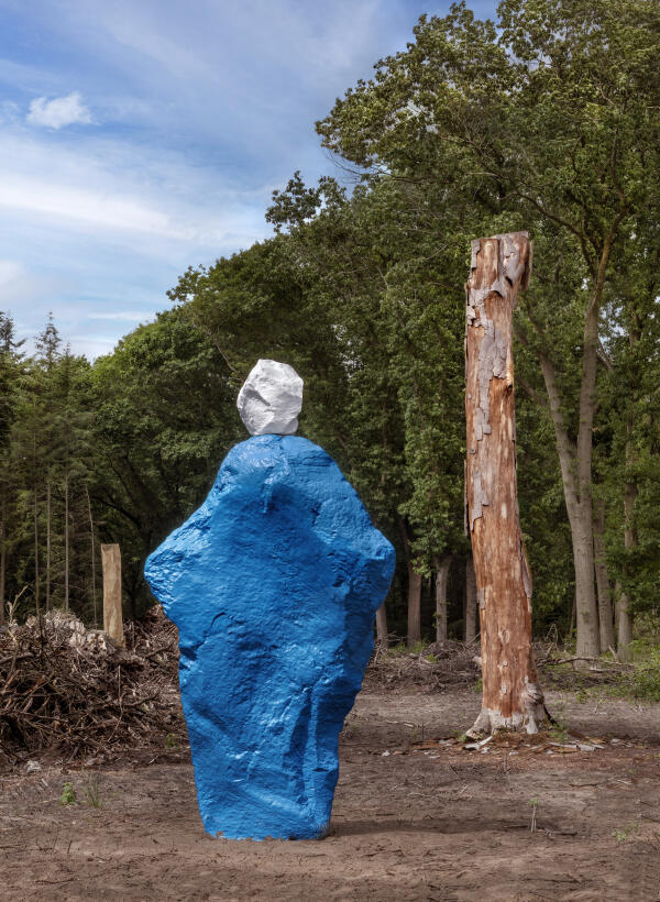 Het kunstwerk 'white blue monk' van Ugo Rondinone, een grote blauwe sculptuur in het bos.