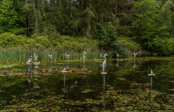 Kunstwerk 'Parliament of Feathers' van Saad Qureshi, een verzameling objecten op palen.