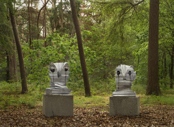 Sculptuur 'American Goth' van Nicole Eisenman, een figuur zittend op een paal.