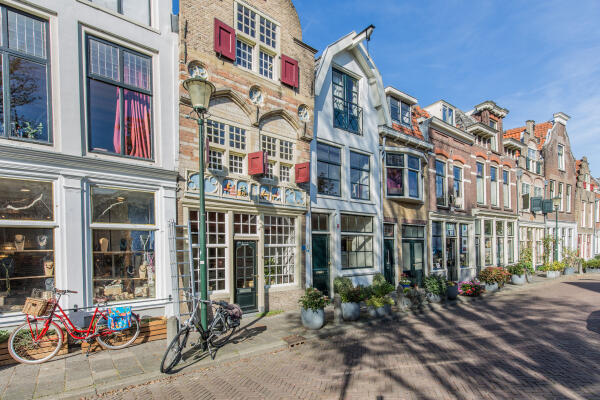 Sfeervol straatje in de binnenstad van Gouda.