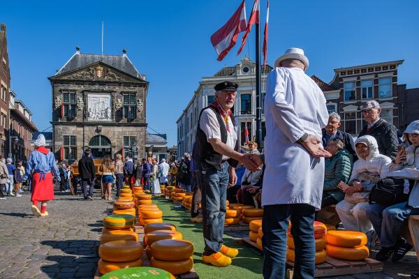 Traditionele Goudse kaasmarkt met kaasdragers.
