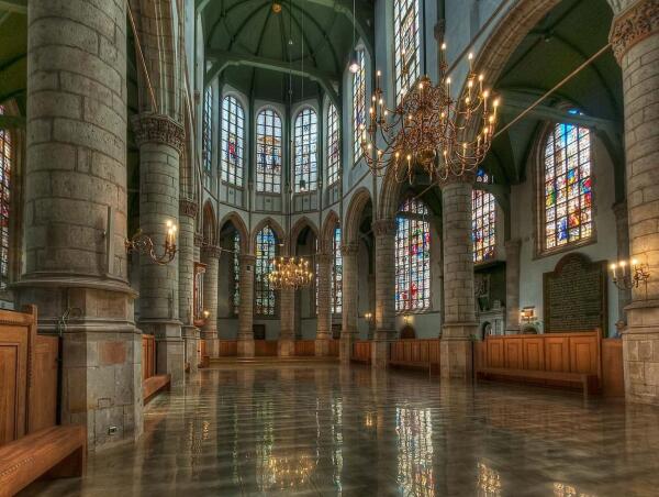 Interieur van de Sint-Janskerk met de beroemde Goudse Glazen.