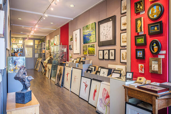 Kunst en keramiek tentoongesteld in Galerie de Hollandsche Maagd.