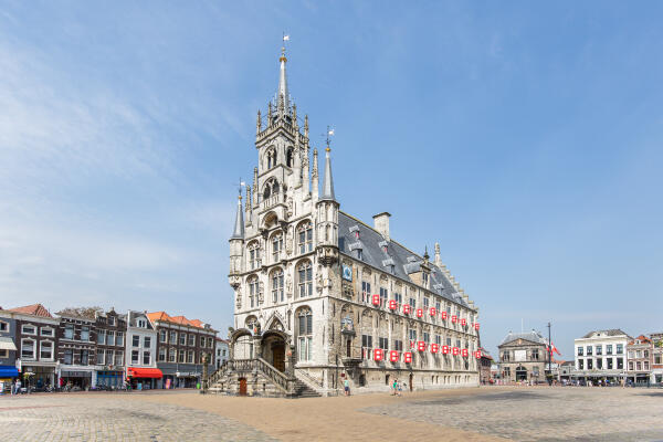 Het historische Stadhuis van Gouda op de Markt.