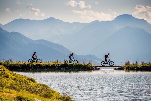 Mountainbiker op een pad in La Rosière.