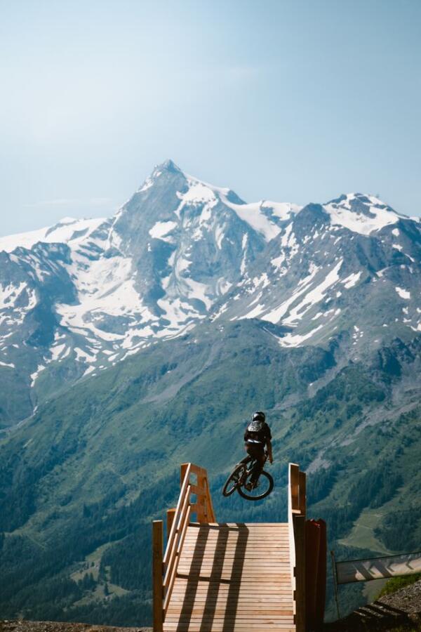 Uitzicht vanaf een bergpad in de Franse Alpen.