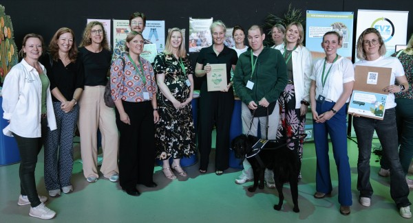 Overhandigingsmoment toolkit ‘Samen Duurzaam’ door projectgroep aan Barbara Goezinne (Directeur Generaal Curatieve Zorg bij VWS) op het Groene Zorg Festival.