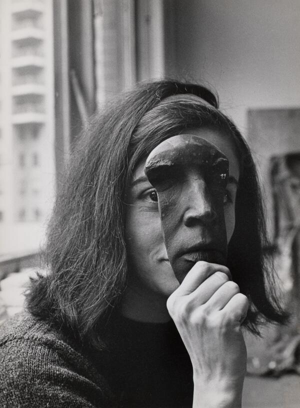 Marisol Escobar, 1964. Marisol Papers, Buffalo AKG Art Museum. © Hans Namuth Estate. © Estate of Marisol co Pictoright Amsterdam 2026.
