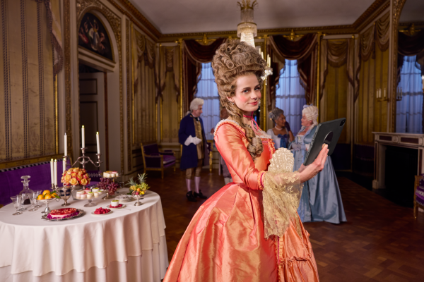 Elise Schaap kruipt in de rol van Bridgerton-personage voor campagne 'het altijd alles netwerk' van Ziggo