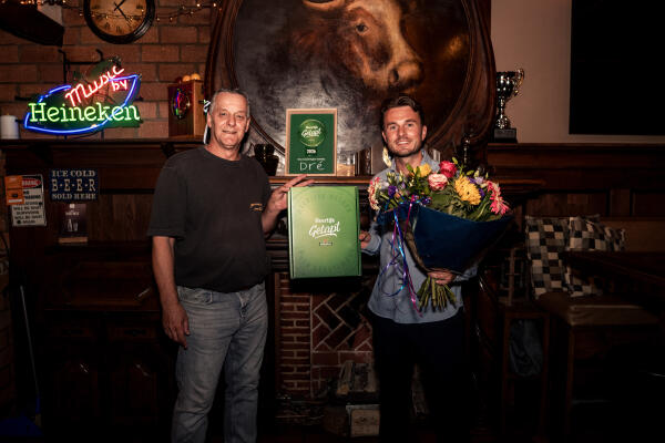 André Lubach van Café De Bonte Os (links) en Scott Mentink van Heineken (rechts). André Lubach: "Gastvrijheid zit in veel dingen, maar het eerste biertje zet vaak direct de toon. Dat we op tapkwaliteit een 10 scoren, laat zien dat we geen genoegen nemen met goed, maar altijd streven naar het allerbeste."