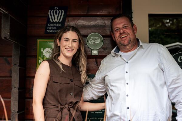 Melanie Zeelenberg van Restaurant ’t Zeeltje (links) en Albert Han Wiggers van Heineken (rechts). Melanie Zeelenberg: "Voor ons draait gastvrijheid om de details. Een perfect getapt biertje hoort daar absoluut bij. Dat we hiervoor een 10 krijgen, is een prachtig compliment voor ons hele team."