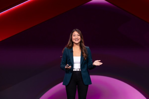 Karen Ng on stage bij INBOUND
